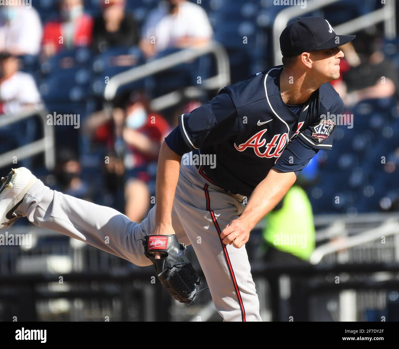 Washington, Usa. April 2021. Atlanta Braves startender Pitcher Drew Smyly (18) wirft am Montag, den 5. April 2021, im zweiten Inning des Heimöffners im Nationals Stadium in Washington, DC, gegen die Washington Nationals. Nur 5000 Fans wurden zugelassen. Die ersten vier Spiele der Nationals-Saison wurden aufgrund der Covid-19-Protokolle verschoben, nachdem mehrere Mitglieder des Teams infiziert waren. Foto von Pat Benic/UPI Credit: UPI/Alamy Live News Stockfoto