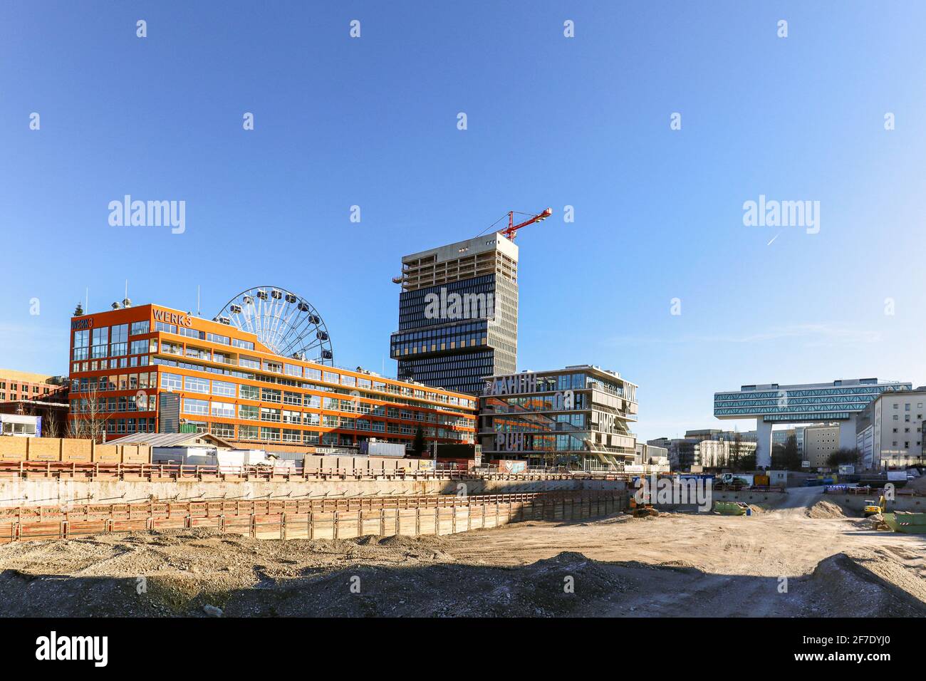 MÜNCHEN BAYERN DEUTSCHLAND - DEZ 30: Neuer Münchner Stadtteil Werksviertel mit Baustelle, modernen Büros, Wohngebäude, Hi-Sky Ferris wheel ne Stockfoto