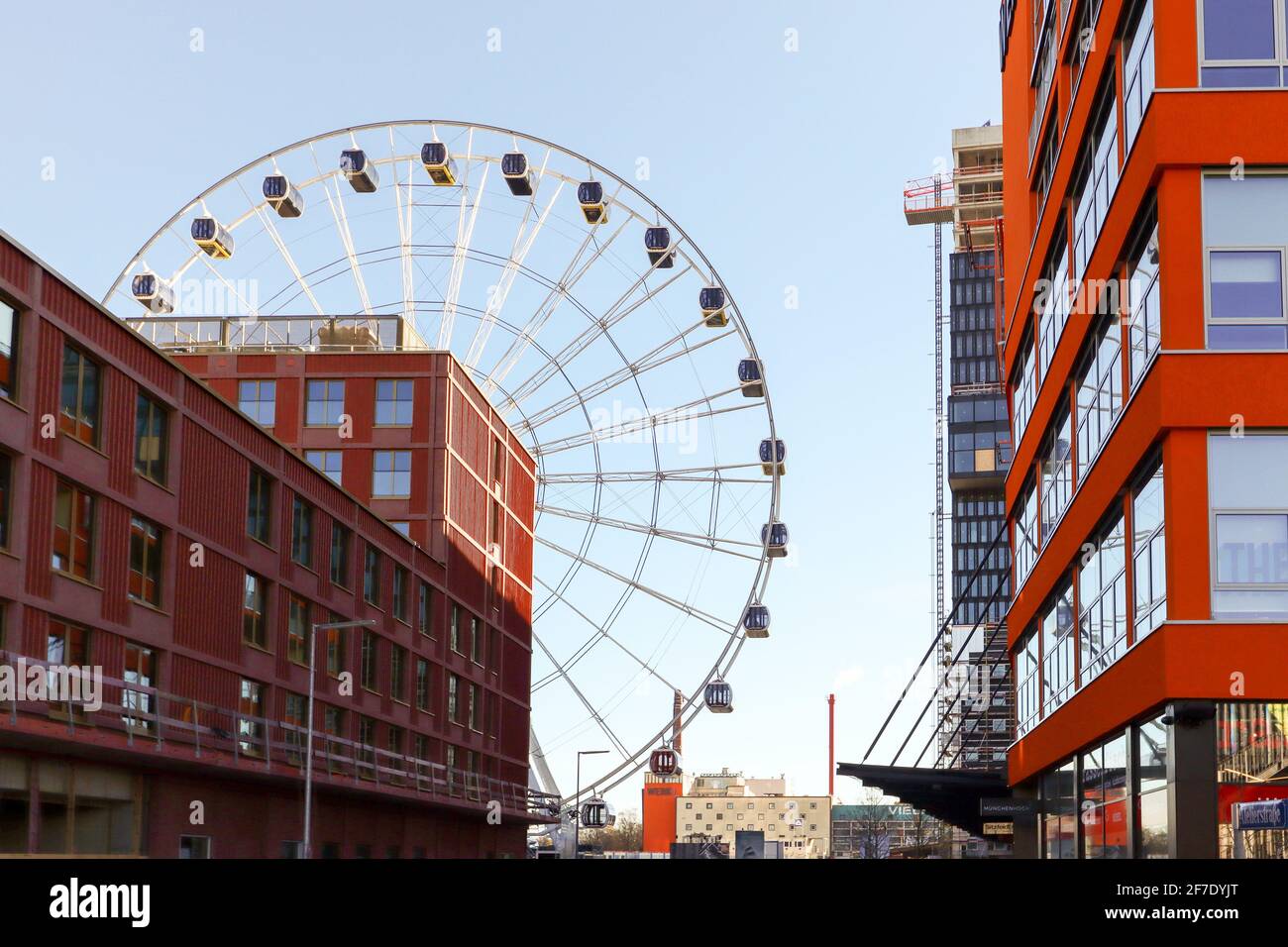 MÜNCHEN BAYERN DEUTSCHLAND - DEZ 30: Neuer Münchner Stadtteil Werksviertel mit Baustelle, modernen Büros, Wohngebäude, Hi-Sky Ferris wheel ne Stockfoto