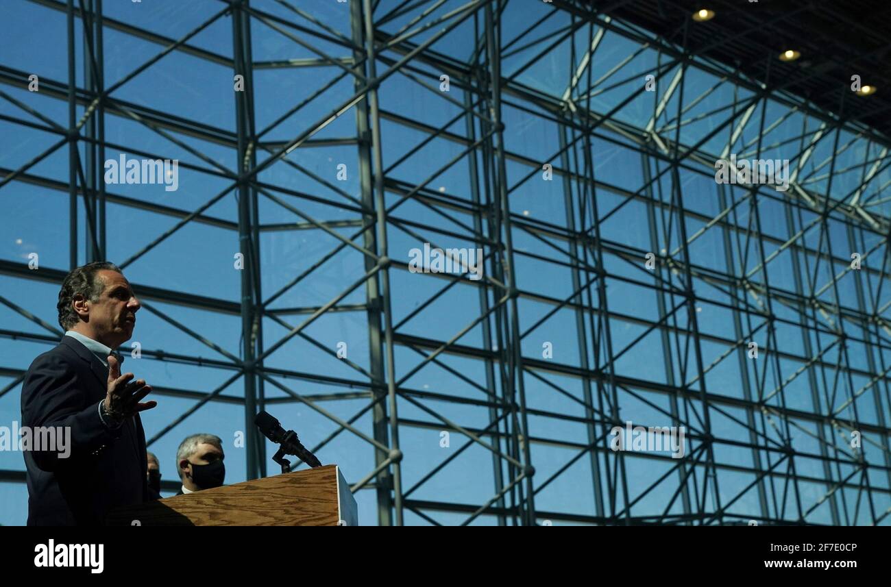 New York, Usa. April 2021. Gouverneur Andrew M. Cuomo kündigt den Beginn der landesweiten Werbekampagne „Impfen in NY“ an, die alle New Yorker dazu ermutigen soll, sich am Dienstag, dem 6. April 2021, im Jacob K. Javits Convention Center in New York impfen zu lassen. Poolfoto von Tim Clary/UPI Kredit: UPI/Alamy Live News Stockfoto