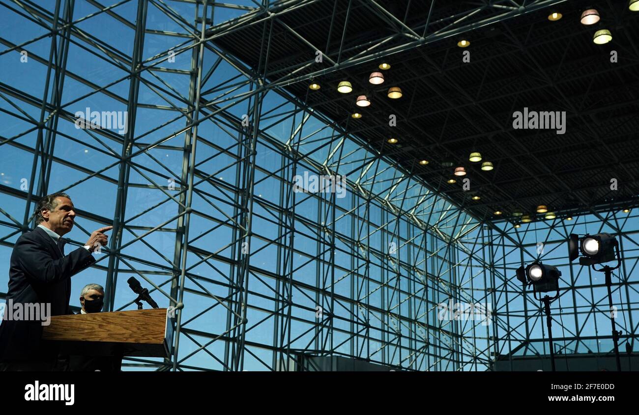 New York, Usa. April 2021. Gouverneur Andrew M. Cuomo kündigt den Beginn der landesweiten Werbekampagne „Impfen in NY“ an, die alle New Yorker dazu ermutigen soll, sich am Dienstag, dem 6. April 2021, im Jacob K. Javits Convention Center in New York impfen zu lassen. Poolfoto von Tim Clary/UPI Kredit: UPI/Alamy Live News Stockfoto
