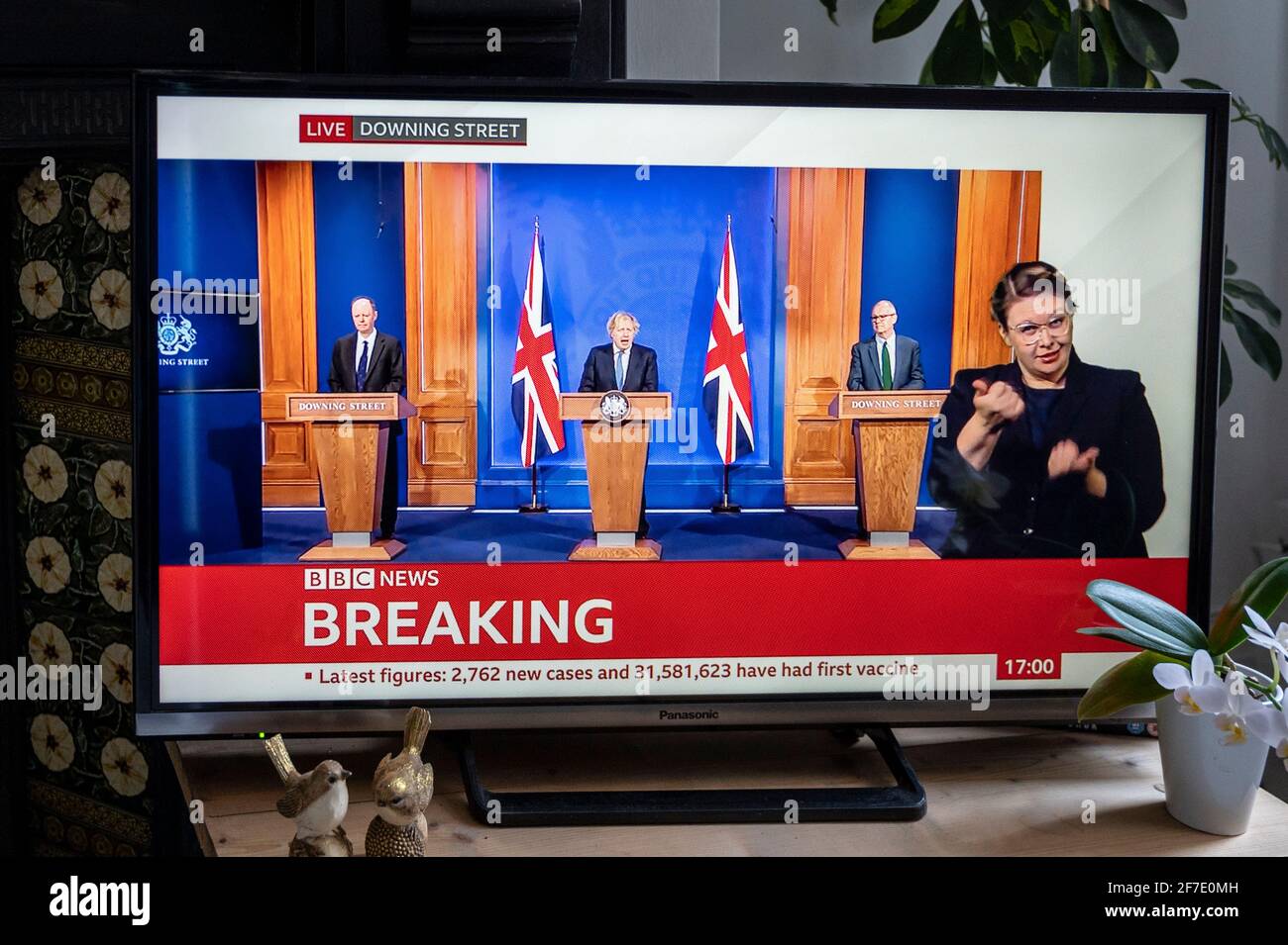 Downing Street Pressekonferenz „Breaking News“ über die Aufhebung einiger Covid-Beschränkungen. Boris Johnson, Chris Whitty und Patrick Vallance. Stockfoto