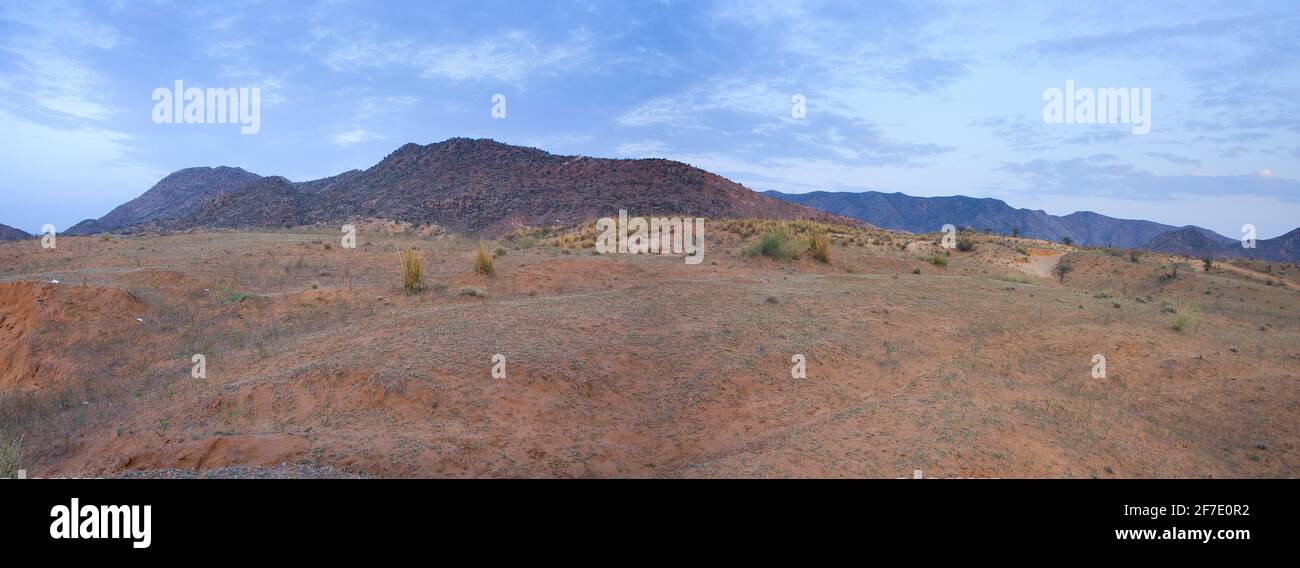 Panoramawüste in der Nähe von Pushkar, Rajasthan, Indien Stockfoto