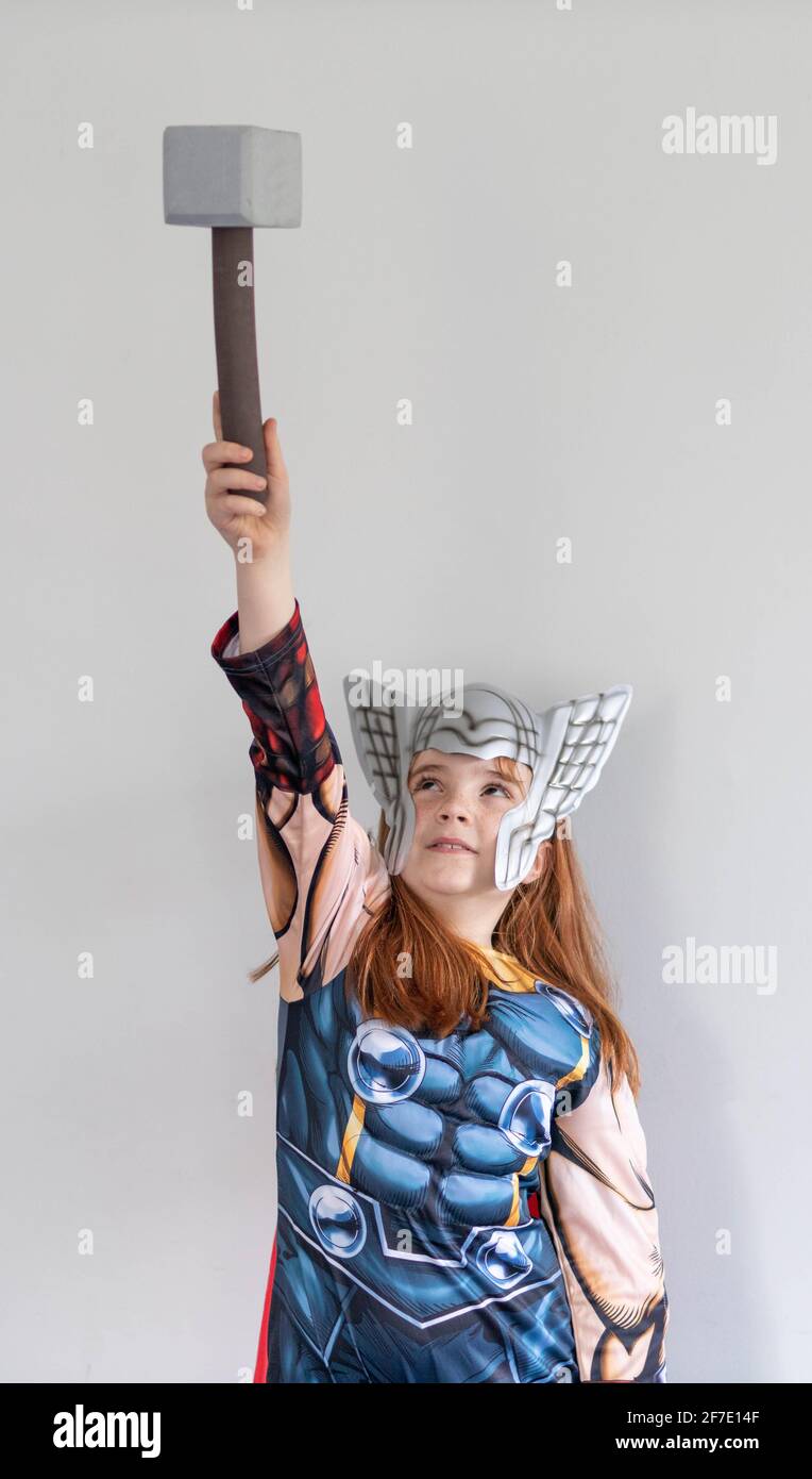 Young Girl rote Haare gekleidet als Super-Held Thor aus Marvel und Avengers Stockfoto