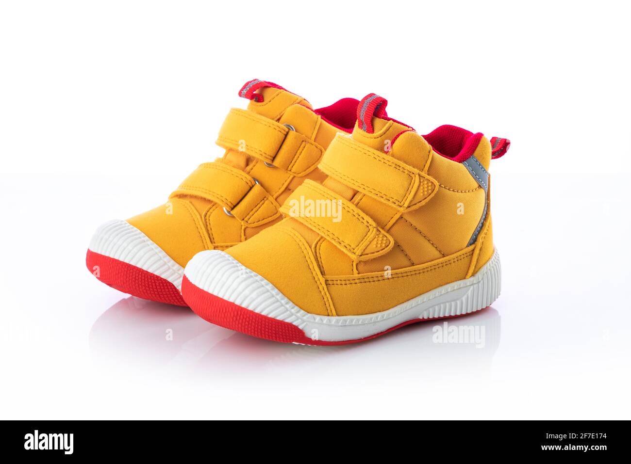 Gelbe Babyschuhe. Kinder Sport Sneaker isoliert auf weißem Hintergrund Stockfoto