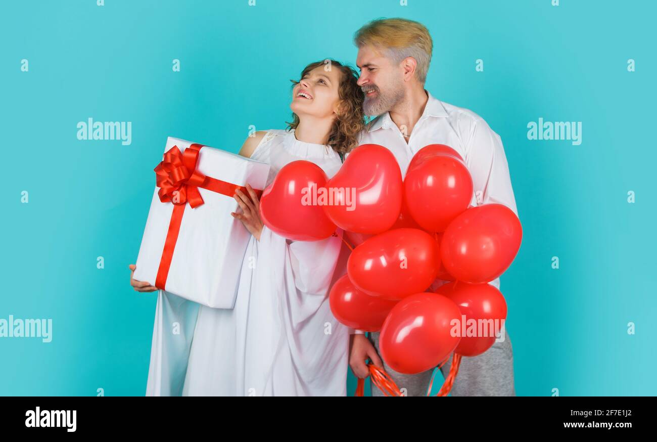 Liebe. Paar am Valentinstag. Engel mit Geschenk und herzförmigen Ballons. Amor am valentinstag. Stockfoto