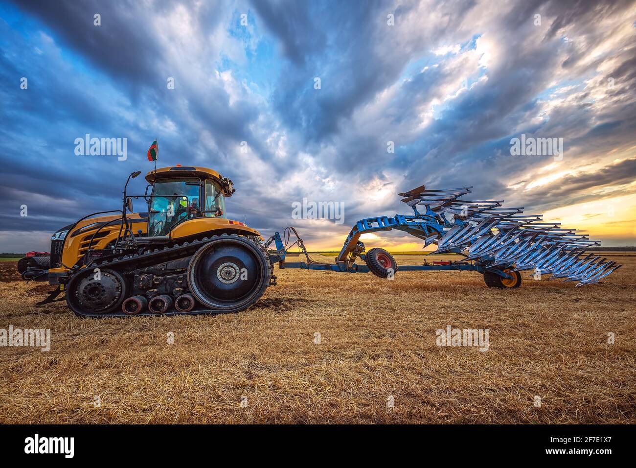 Traktor pflügen die Felder , landwirtschaftliche Landschaft Stockfoto