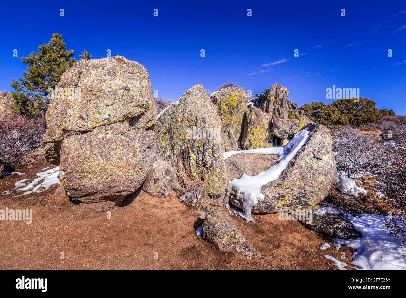 Felsen mit Schnee im Black River des Gunnison National Park, Colorado Stockfoto