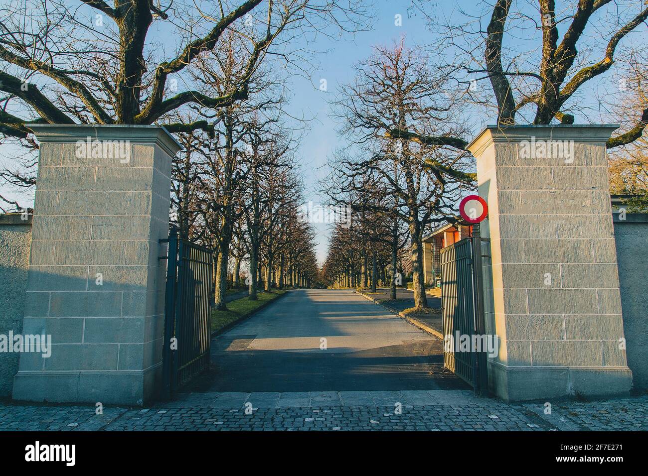 Eingangstor zum Friedhof Bois-de-vaux in Lausanne, Schweiz, im Winter und in den Abendstunden. Romantischer, aber beängstigender Friedhof in Lausan Stockfoto