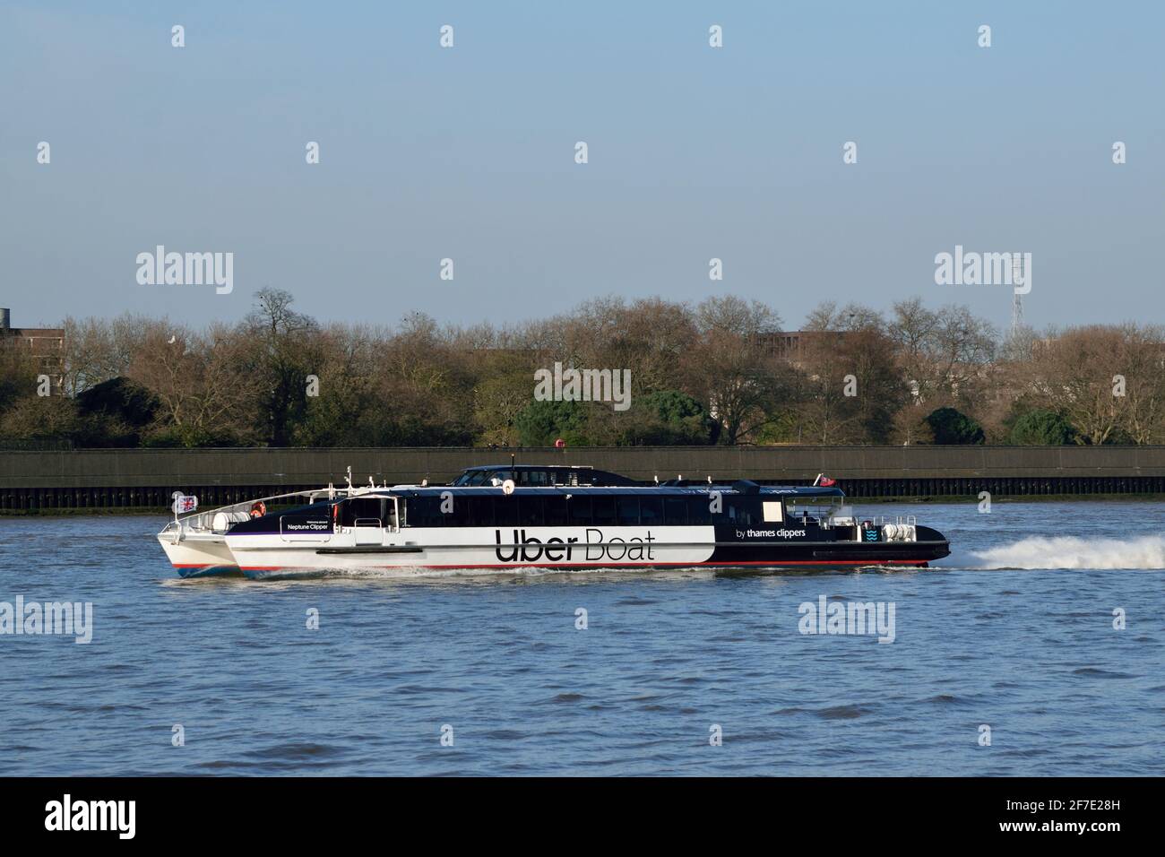Uber Boot mit dem Thames Clipper River Bus Service Schiff Neptune Clipper betreibt den Flussbusdienst RB1 auf dem Fluss Thames in London Stockfoto