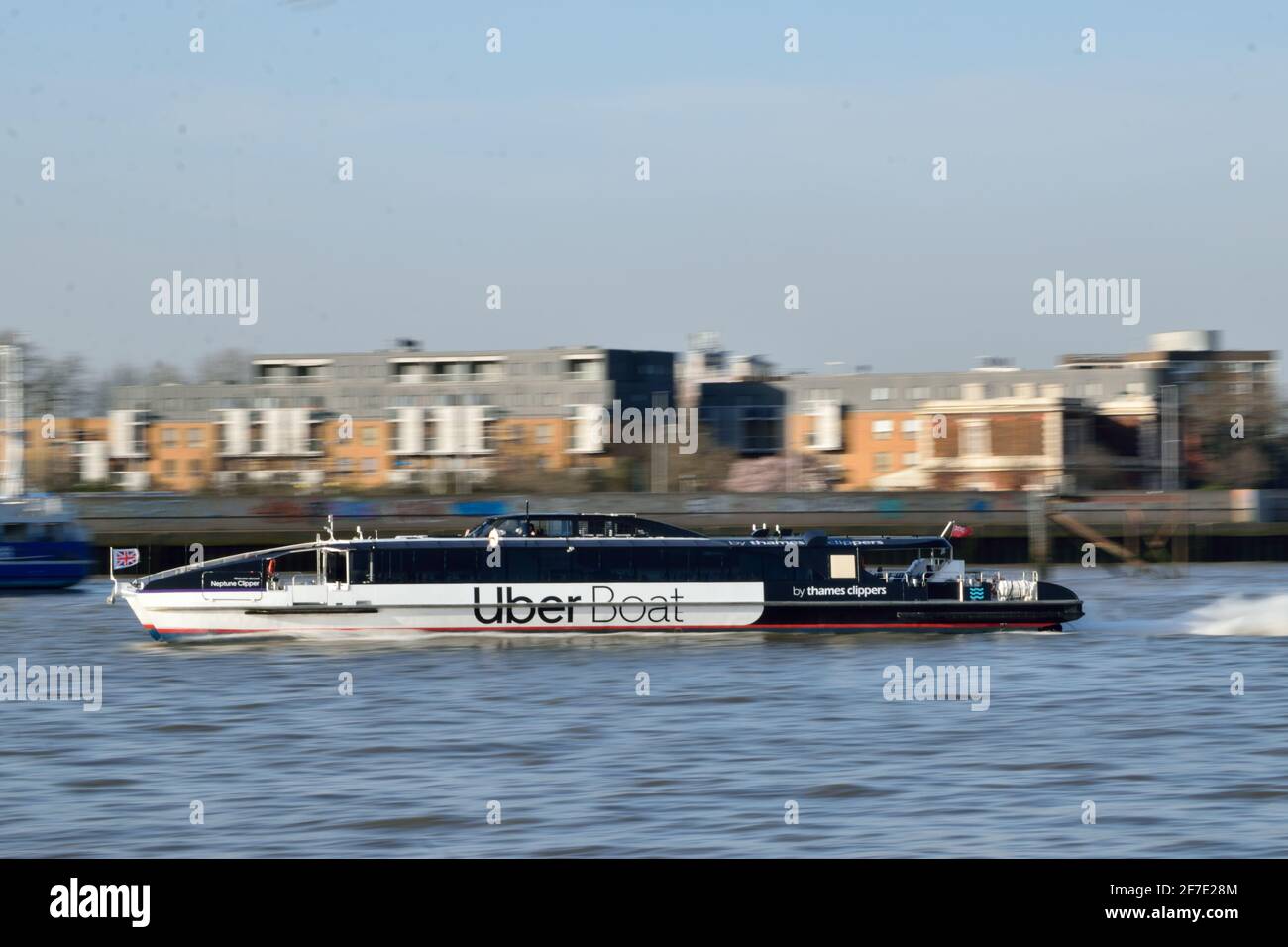 Uber Boot mit dem Thames Clipper River Bus Service Schiff Neptune Clipper betreibt den Flussbusdienst RB1 auf dem Fluss Thames in London Stockfoto