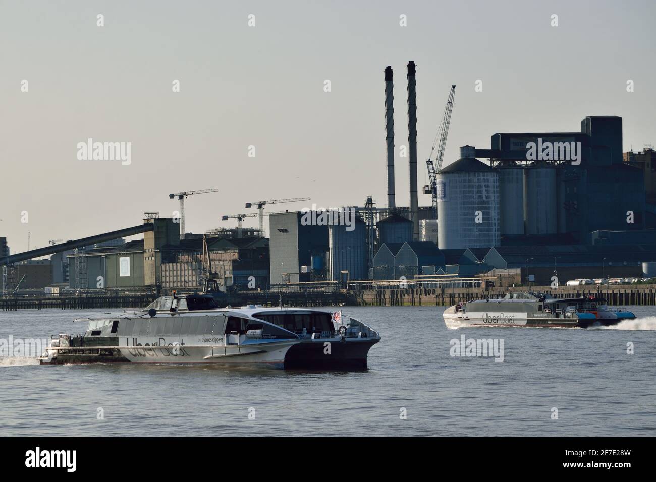 Uber Boot mit dem Thames Clipper River Bus Service Schiff Aurora Clipper betreibt den Flussbusdienst RB1 auf dem Fluss Thames in London Stockfoto