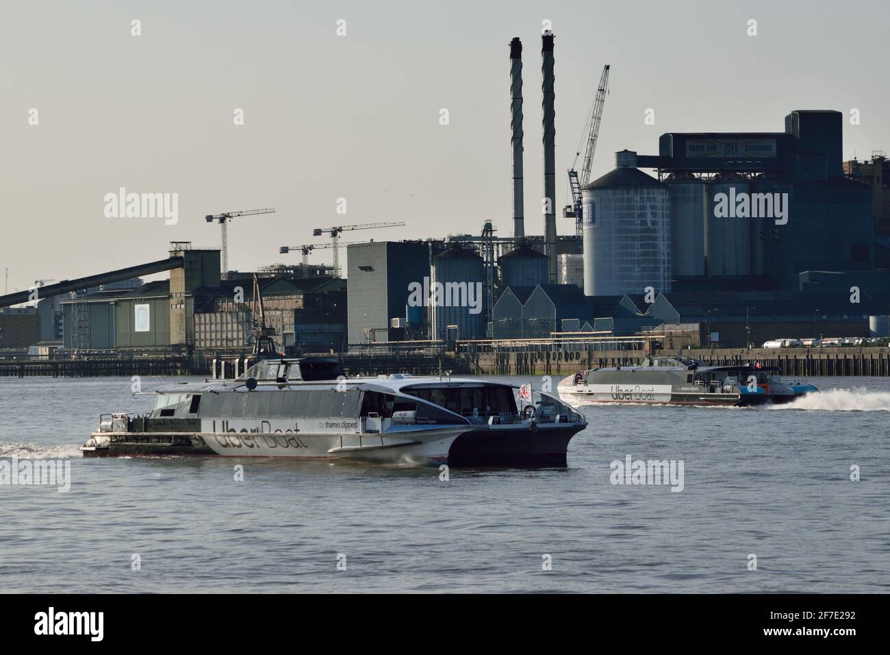 Uber Boot mit dem Thames Clipper River Bus Service Schiff Aurora Clipper betreibt den Flussbusdienst RB1 auf dem Fluss Thames in London Stockfoto