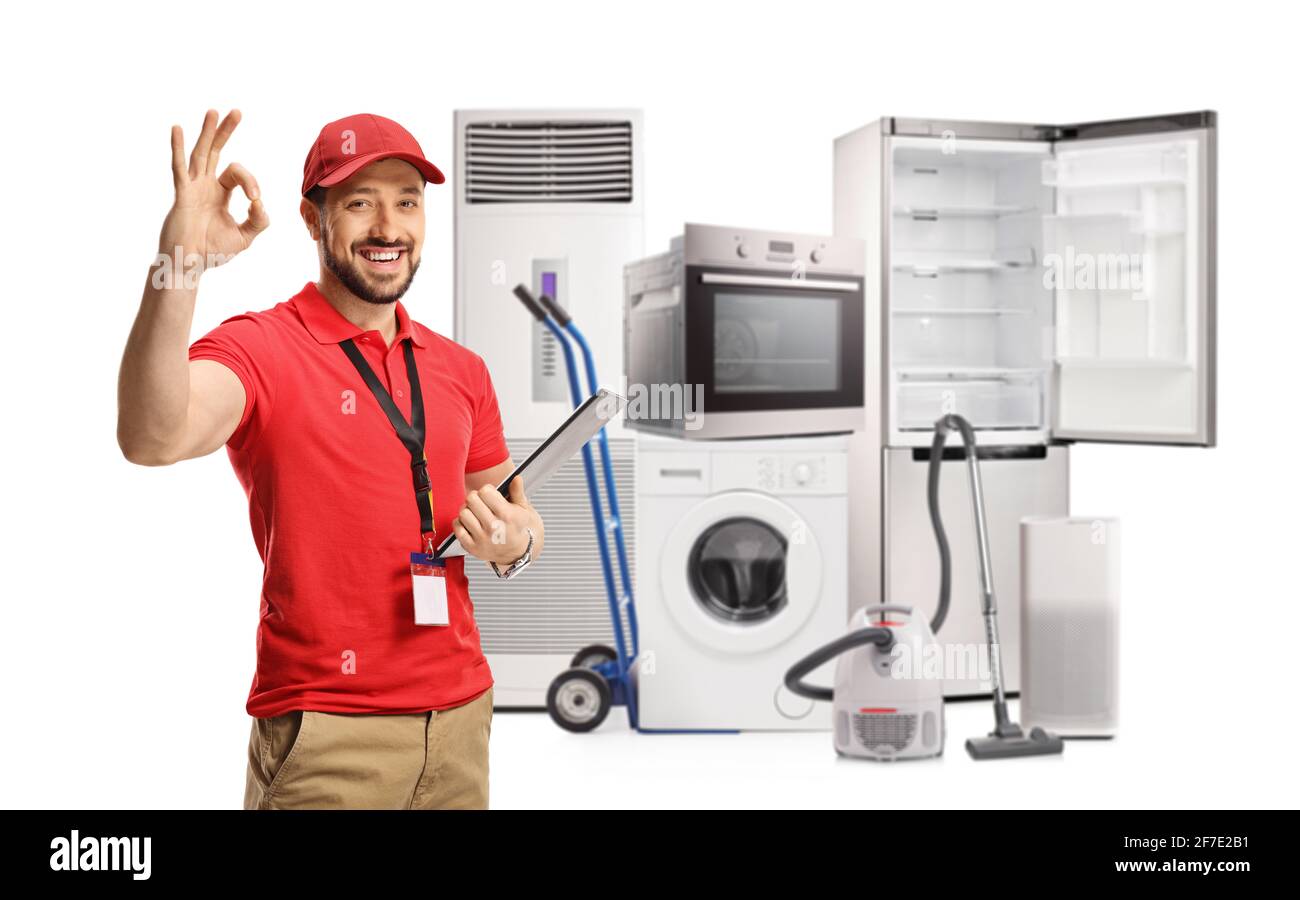 Männlicher Verkaufsassistent mit elektrischen Haushaltsgeräten, gestikuliert OK-Schild Isoliert auf weißem Hintergrund Stockfoto