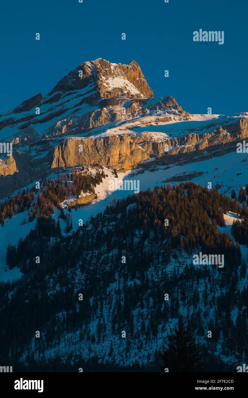 Schönes Frühwinterpanorama des Oldenhorns oberhalb des Dorfes Les Diablerets in der Schweiz an einem sonnigen Tag. Stockfoto