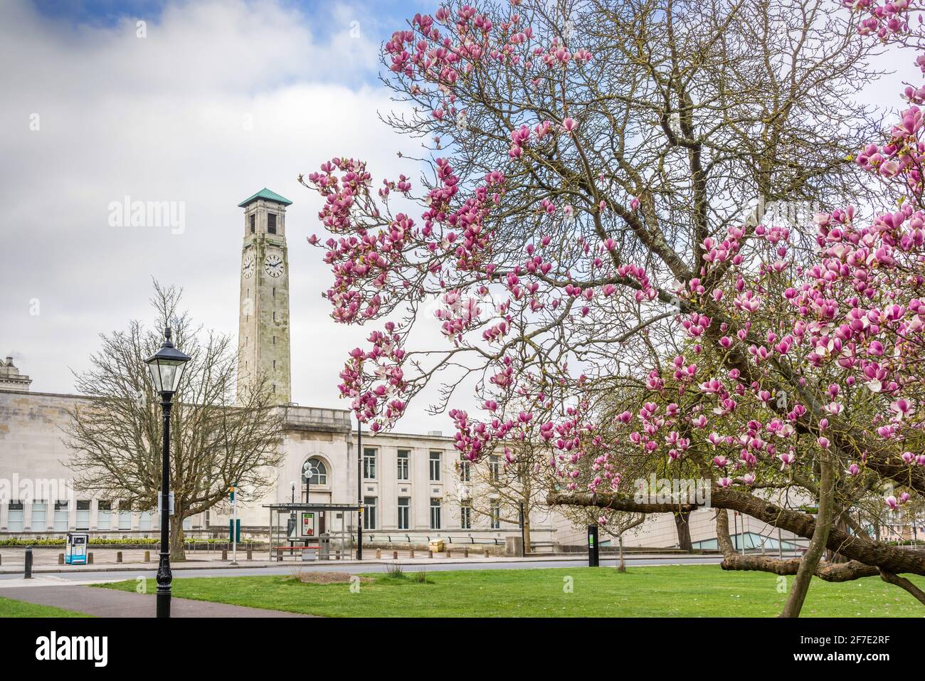 Der Clock Tower des Civic Center wurde vom Watts Park im Frühjahr 2021 in Southampton, Hampshire, England, Großbritannien, gesehen Stockfoto