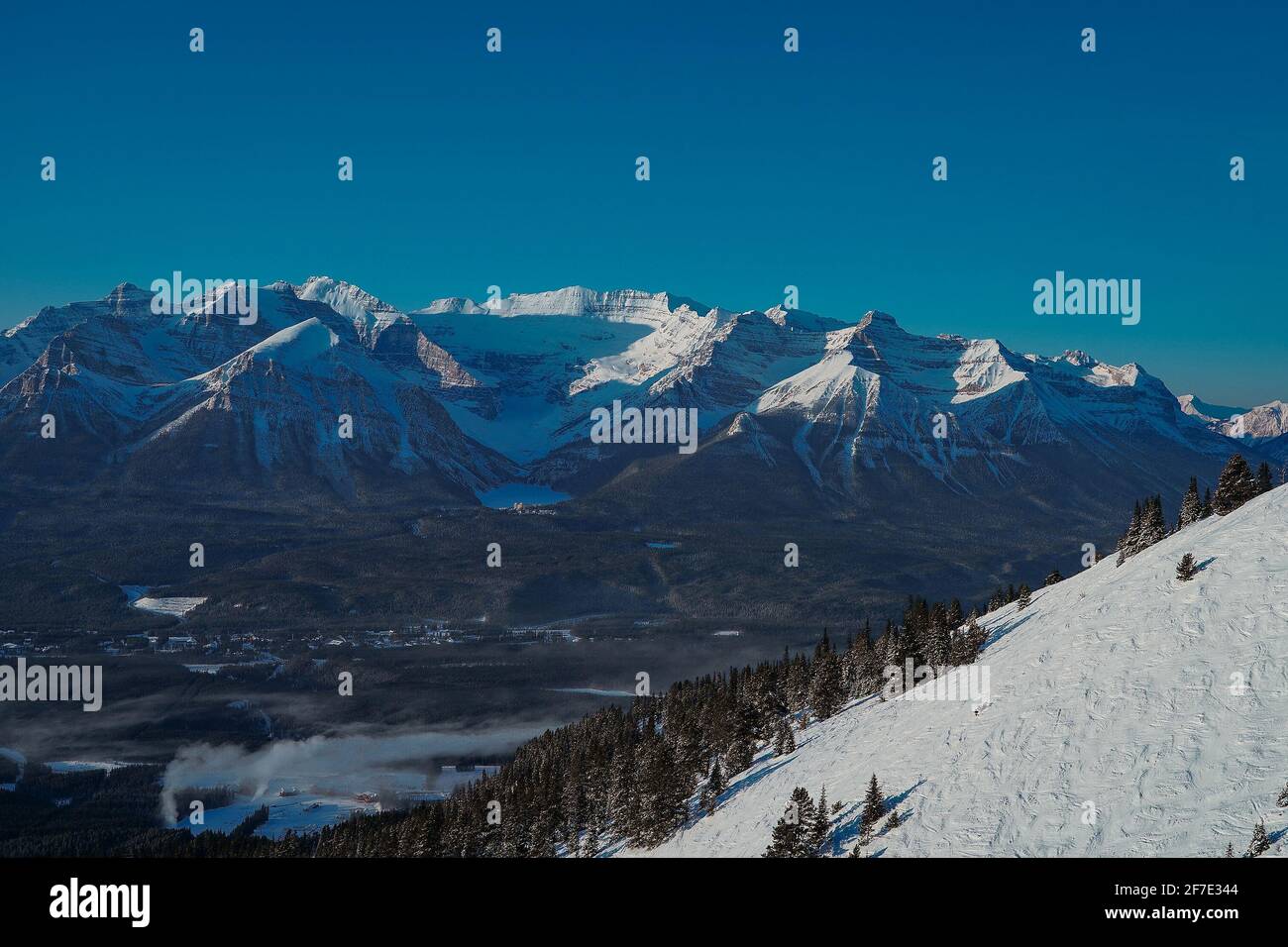 Panoramablick auf die felsigen Berge über der Gegend von Lake Louise, Blick von der Spitze des Skigebiets Lake Louise. Stockfoto