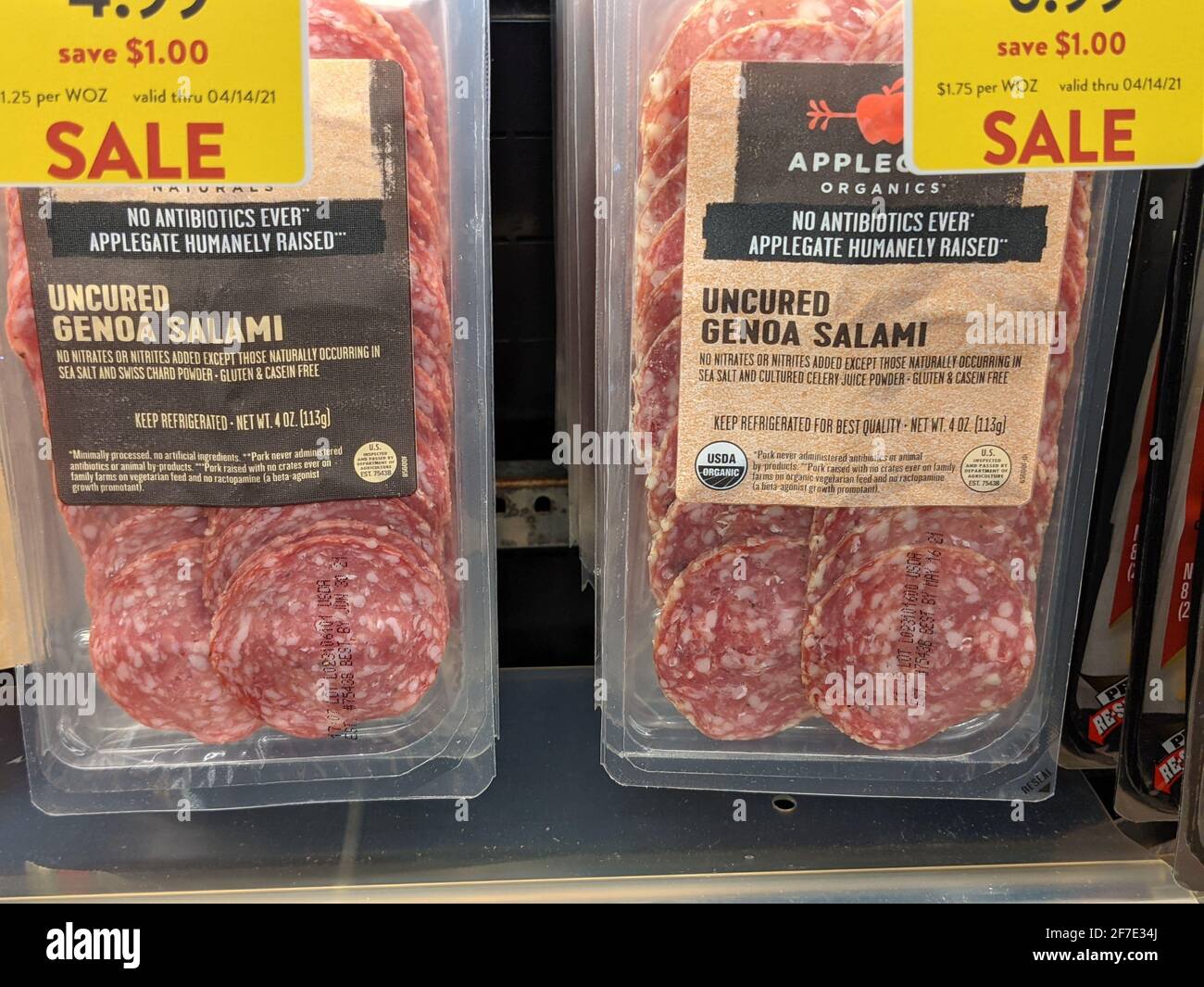 Köstliche Salami-Pakete zum Kauf erhältlich Stockfoto