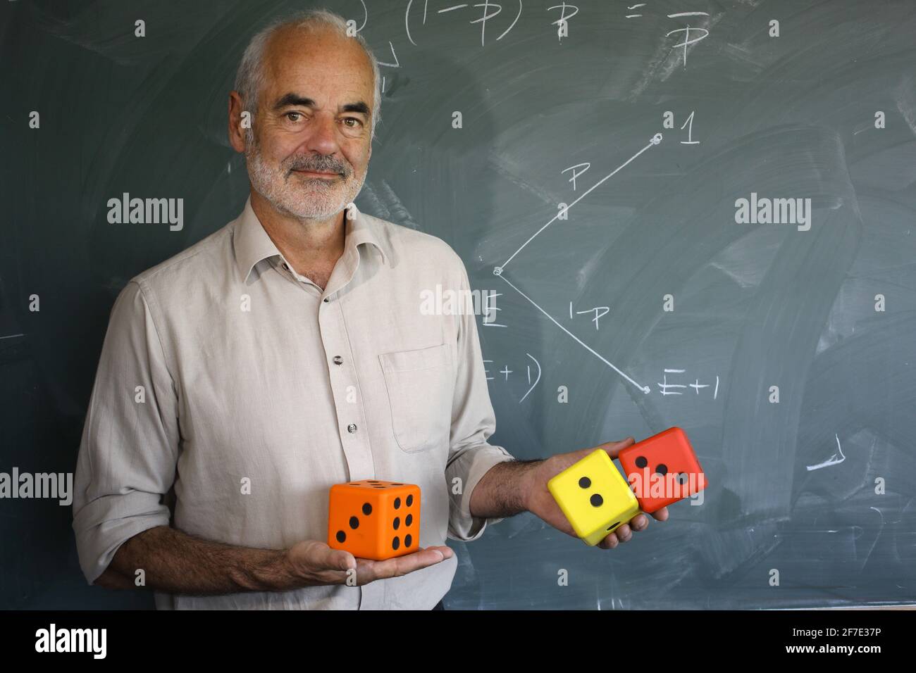 Porträt des Mathematikers und Risikoprofessors Sir David Spiegelhalter mit Tafel in Cambridge, Großbritannien Stockfoto