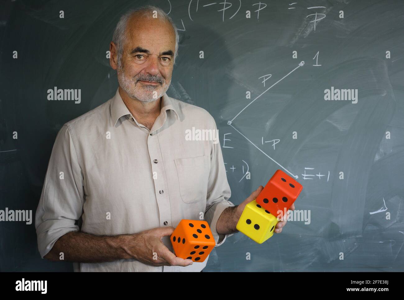 Porträt des Mathematikers und Risikoprofessors Sir David Spiegelhalter mit Tafel in Cambridge, Großbritannien Stockfoto
