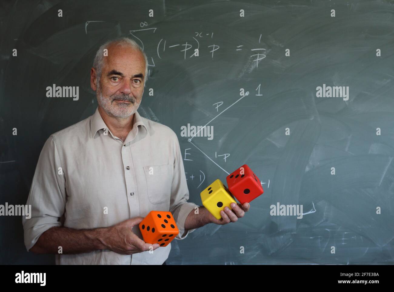 Porträt des Mathematikers und Risikoprofessors Sir David Spiegelhalter mit Tafel in Cambridge, Großbritannien Stockfoto