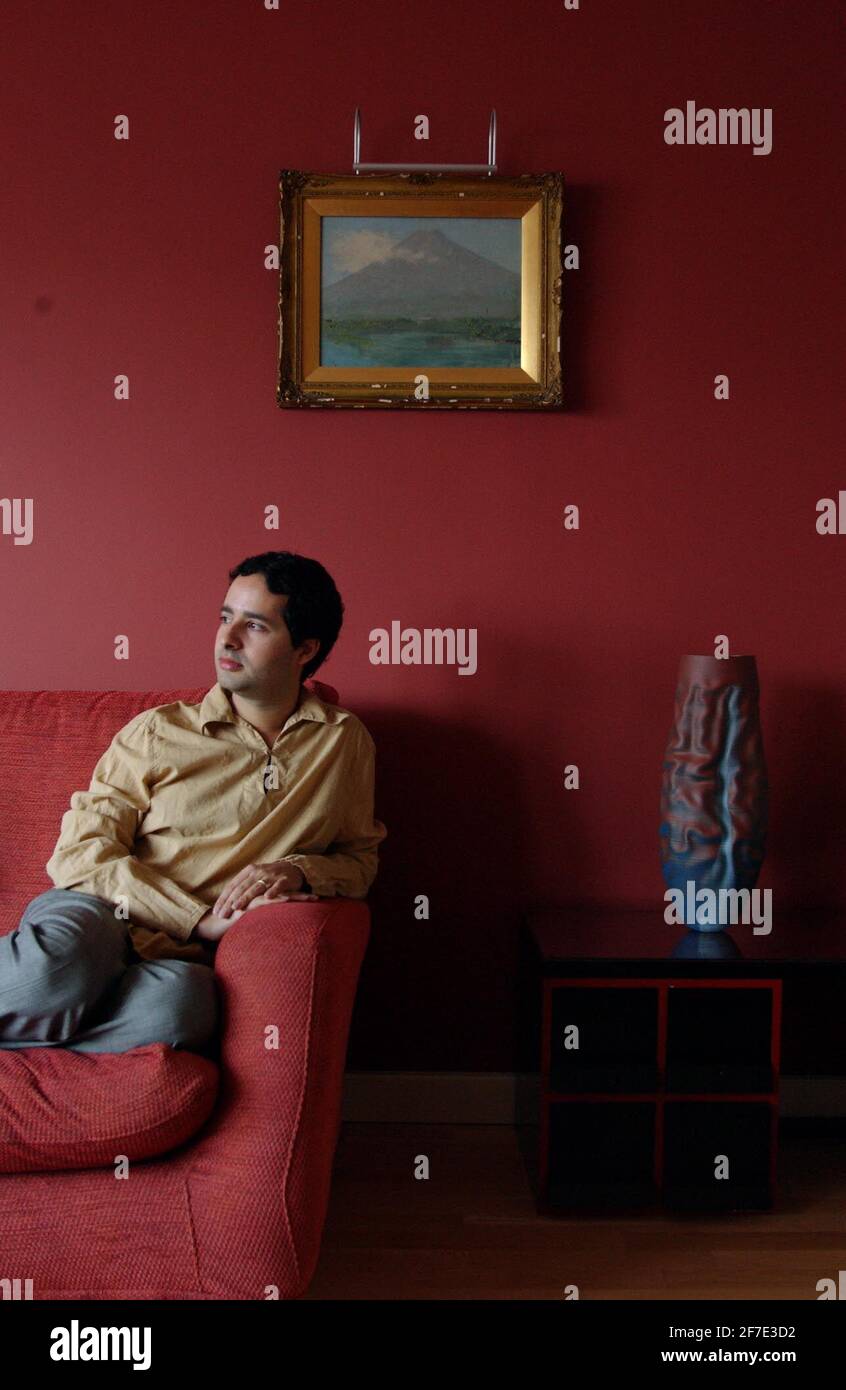 NICHOLAS ARROYAVE PORTELA IN SEINEM HAUS IN DER SCHWEIZ COTTAGE,14/1/04 Stockfoto