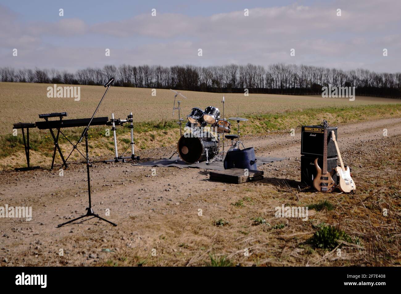 Ein Aufbau eines Bands Ausrüstung außerhalb auf einem Schmutzspur Stockfoto