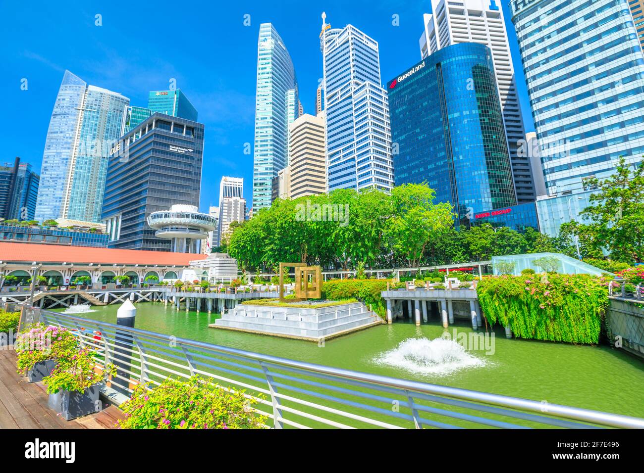 Singapur - 28. April 2018: Stadtbild von Singapur durch das Central Business District CBD Gebäude am Clifford Square der Marina Bay Downtown Area, The Stockfoto
