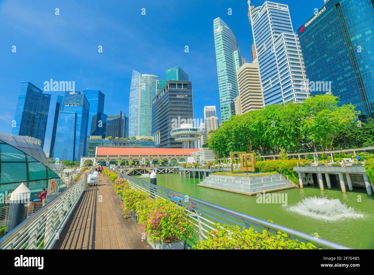 Singapur - 28. April 2018: Marina Bay Central Business District CBD Gebäude am Clifford Square an der Marina Bay Promenade Singapur.Sonnentag mit Stockfoto