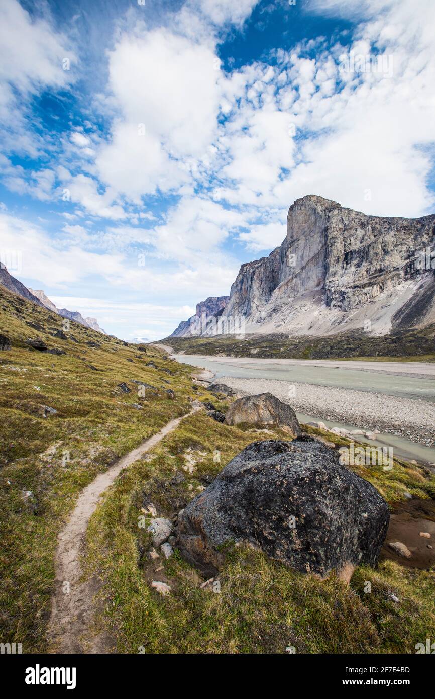 Wanderweg (Fußbett), der in Richtung Mount Thor auf Baffin Island, Kanada, führt. Stockfoto