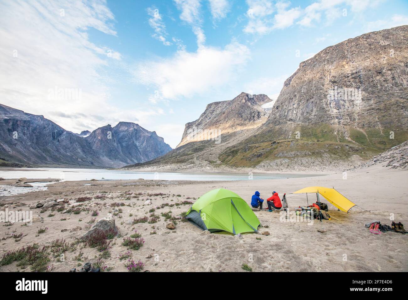Wanderer entspannen sich am Basislager und planen ihren nächsten Aufstieg. Stockfoto