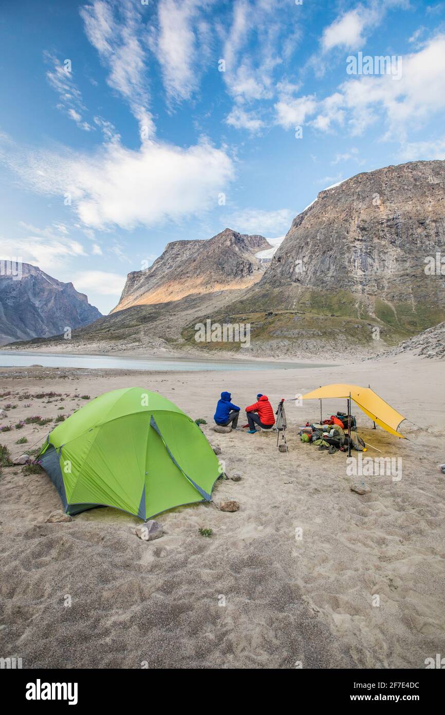 Rückansicht von Bergsteigern, die sich nach einer langen Pause am Basislager ausruhen Tag des Kletterns Stockfoto