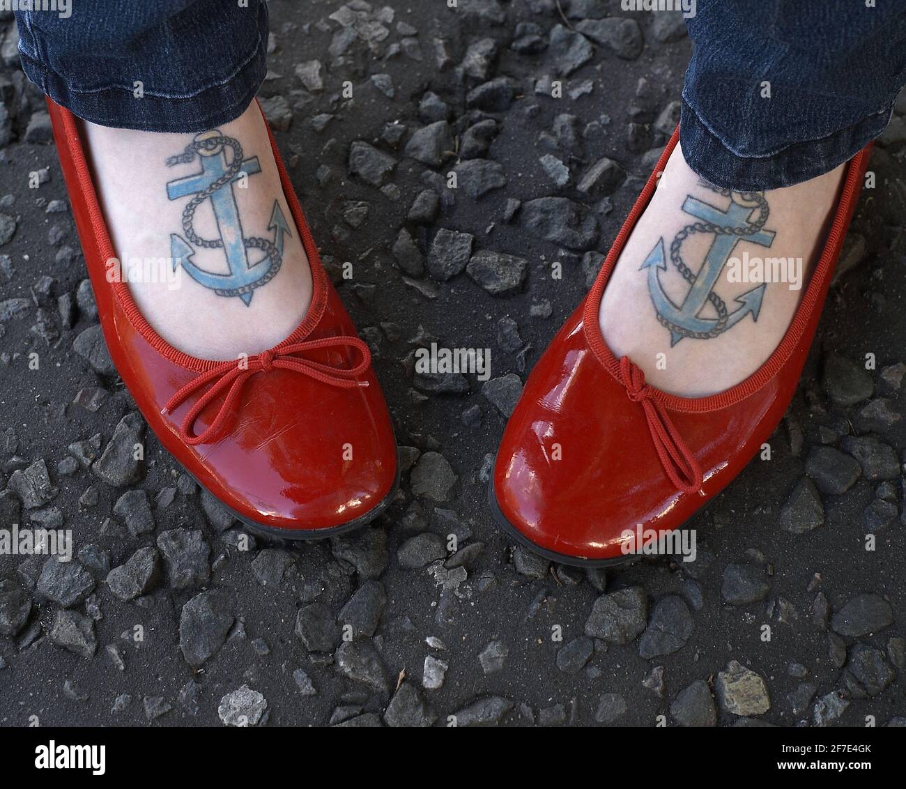 Nahaufnahme der weiblichen Füße mit Anker-Tattoos in patentrechtlich getragene Ballettflächen. Stockfoto