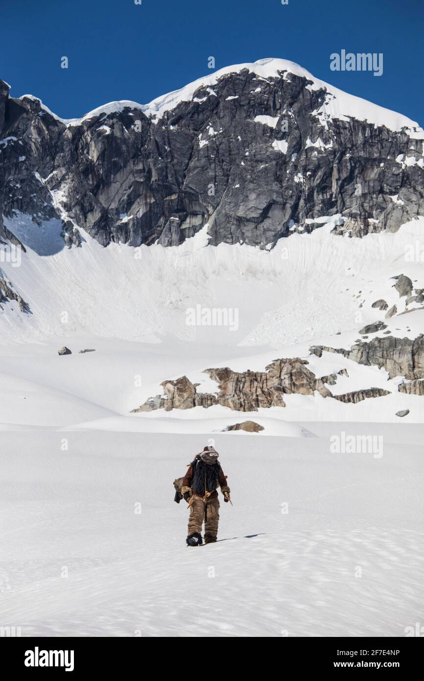 Der Jäger der Aborigines (First Nations) erkundet das Berggelände in Kanada. Stockfoto