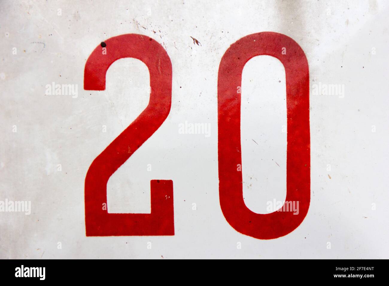 Nummer 20 in rot auf einer Metallplatte Stockfoto