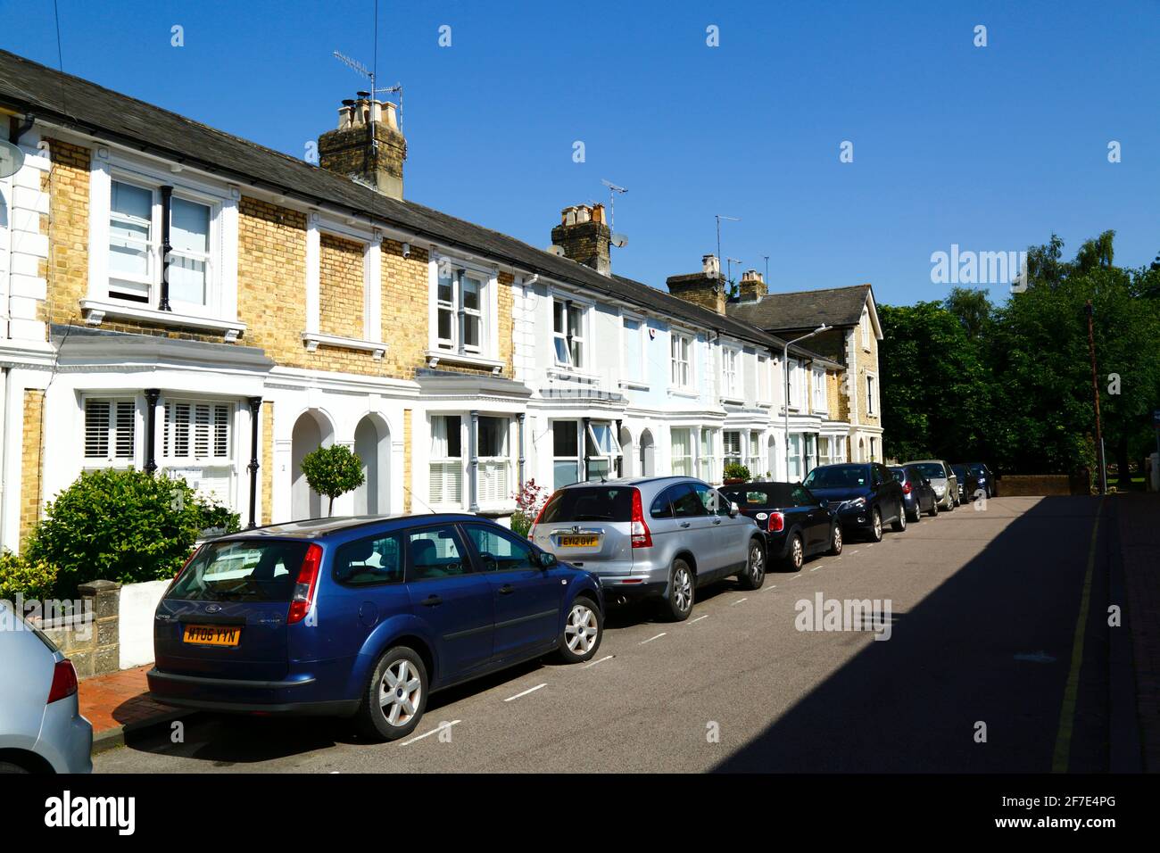Terrassierte gelbe Lehmziegelhäuser an der Mountfield Road, die zum Calverley Grounds, Royal Tunbridge Wells, Kent, England führen Stockfoto