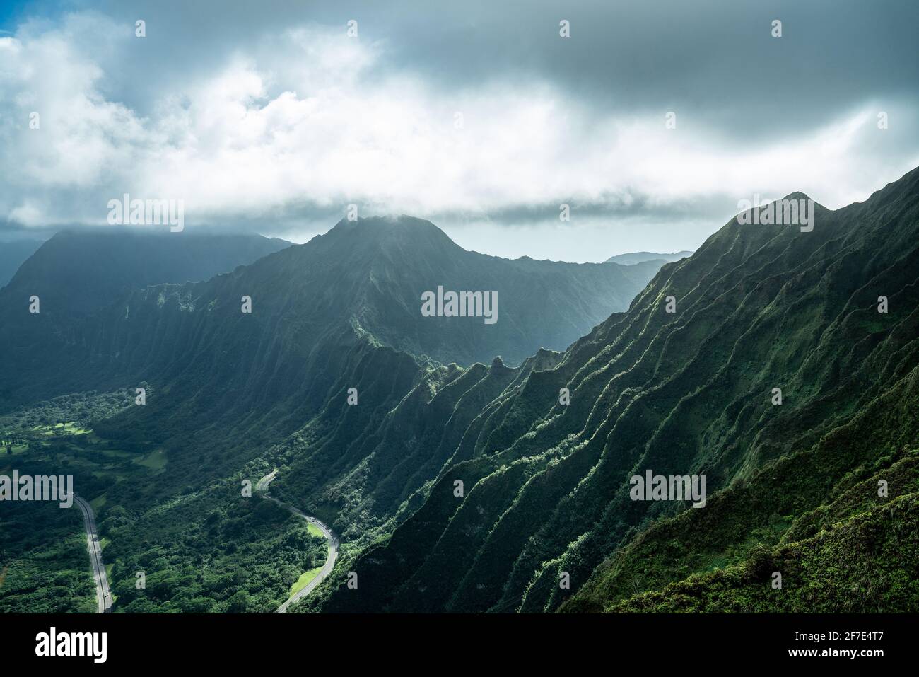 Atemberaubende Aussicht auf eine majestätische Bergkette in Hawai'i Stockfoto