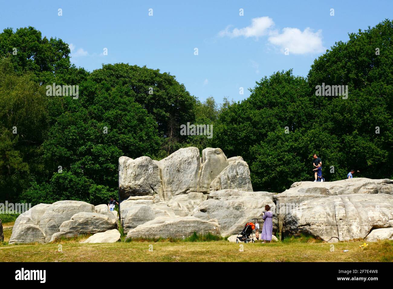 Menschen, die einen Sommertag in Wellington Rocks auf Tunbridge Wells Common, Royal Tunbridge Wells, Kent, England, genießen Stockfoto