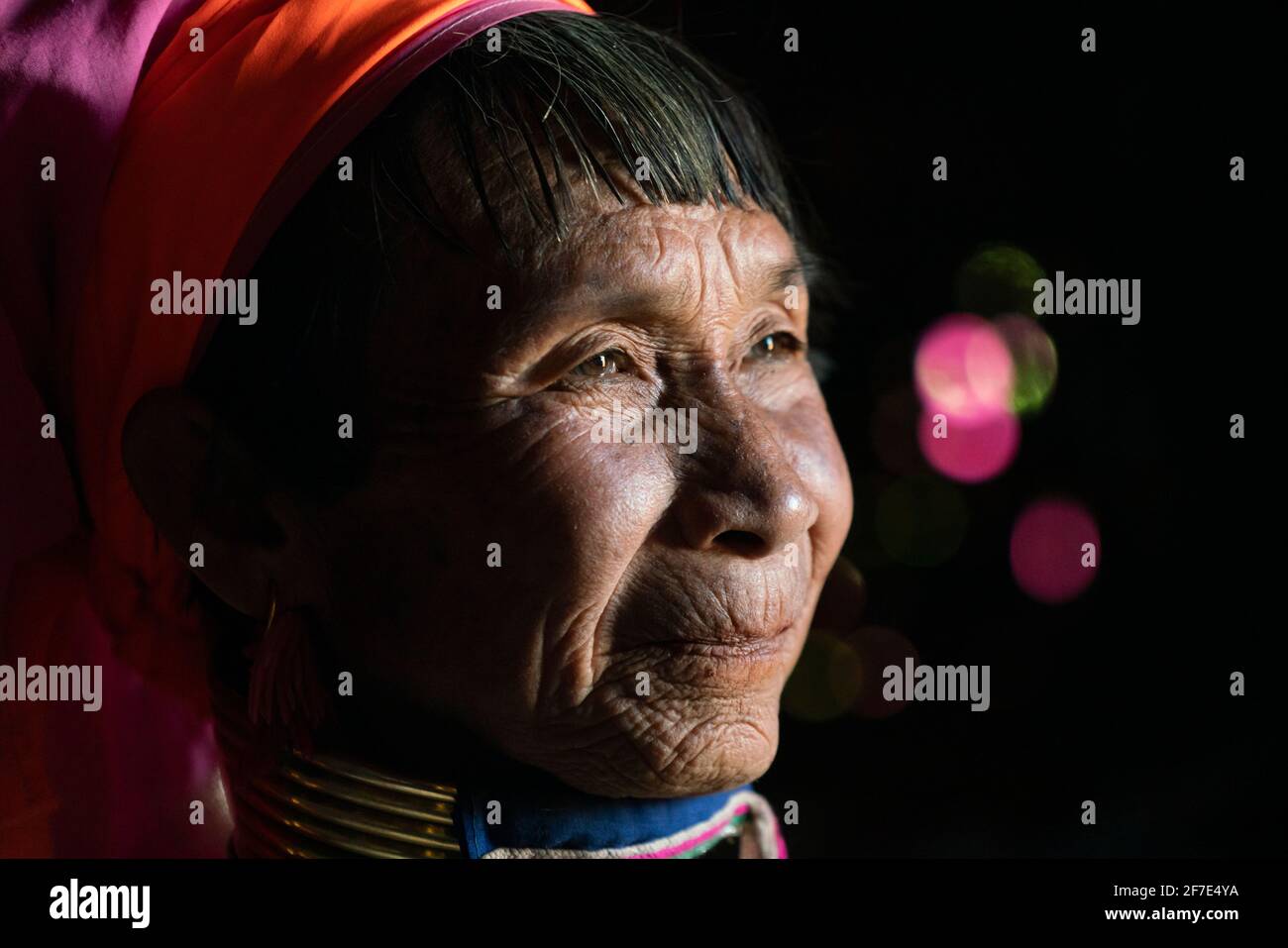 Kayan Frau trägt traditionelle Messinghaltringe, in der Nähe von Loikaw, Myanmar Stockfoto