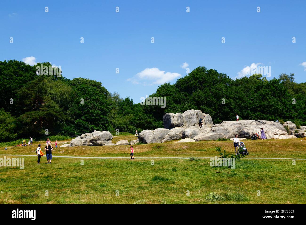 Menschen, die einen Sommertag in Wellington Rocks auf Tunbridge Wells Common, Royal Tunbridge Wells, Kent, England, genießen Stockfoto