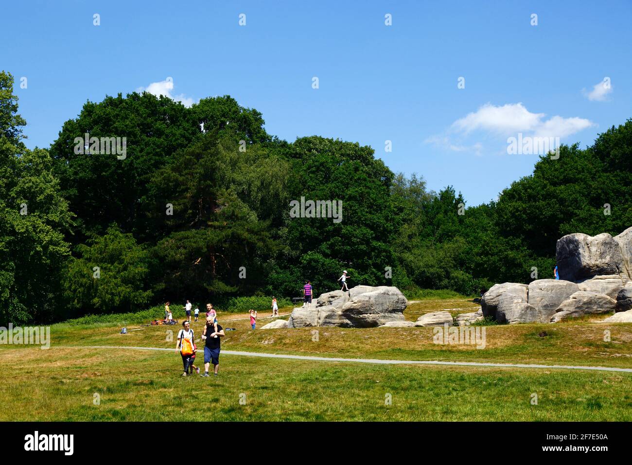 Menschen, die einen Sommertag in Wellington Rocks auf Tunbridge Wells Common, Royal Tunbridge Wells, Kent, England, genießen Stockfoto