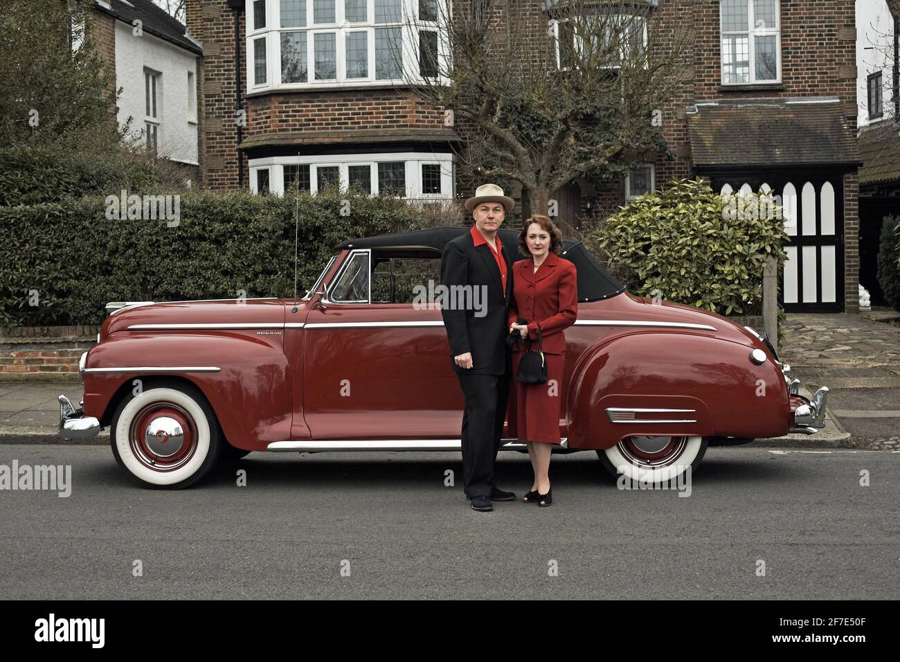 GROSSBRITANNIEN / England/ Paar in 1940s Outfits im 1947 Plymouth Cabrio, London 2013. Stockfoto
