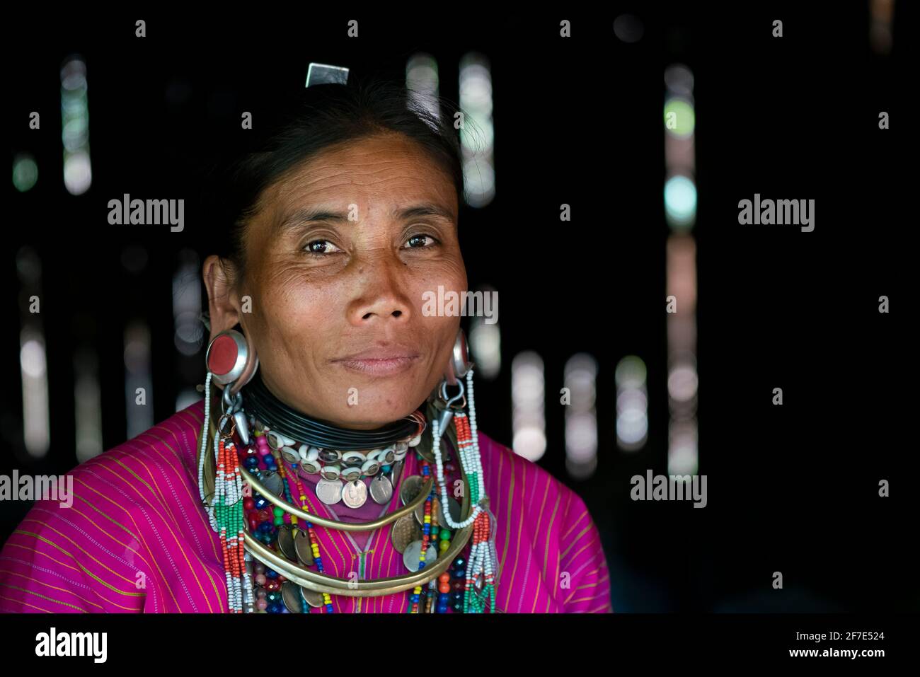 Porträt einer lächelnden Frau aus dem Stamm der Kayaw, in der Nähe von Loikaw, Myanmar Stockfoto