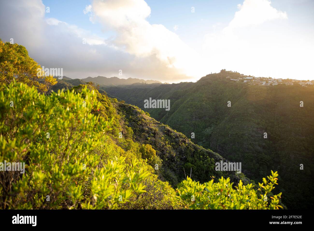 Majestätischer Blick von einem Berggipfel in Hawaii an einem hellen, sonnigen Tag Stockfoto