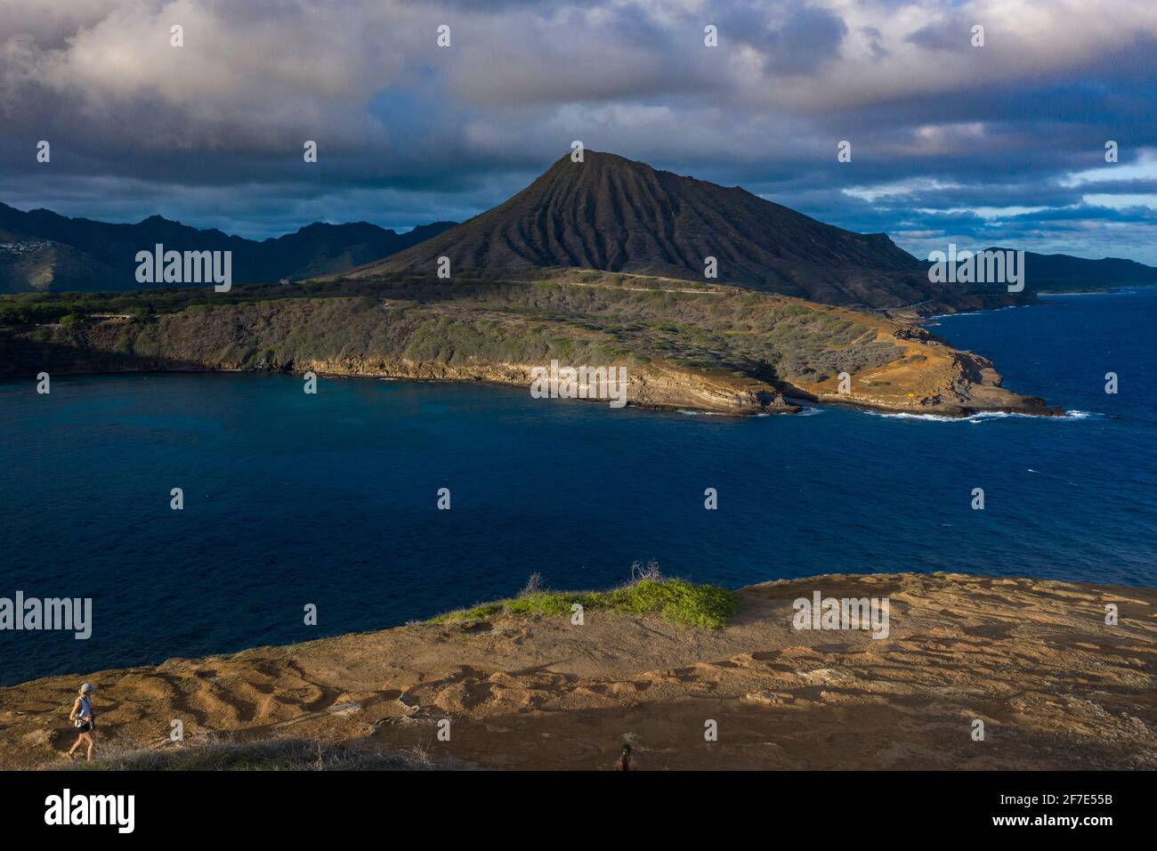 Wunderschöne Aufnahme einer Bergkette über dem Ozean in Hawaii Stockfoto