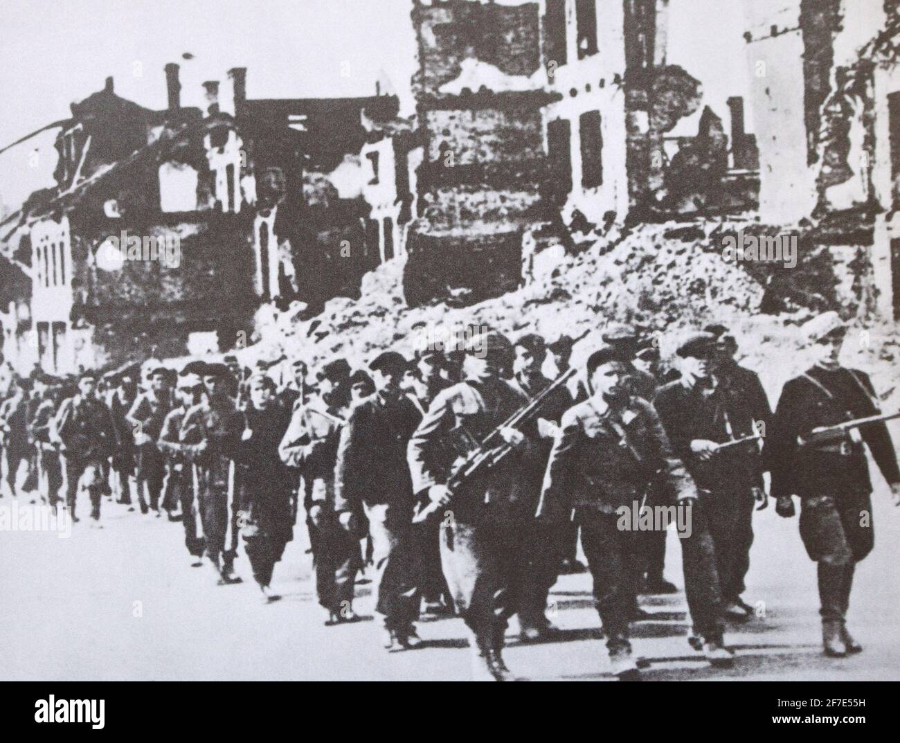 Partisanenparade im befreiten Minsk im Jahr 1944. Stockfoto