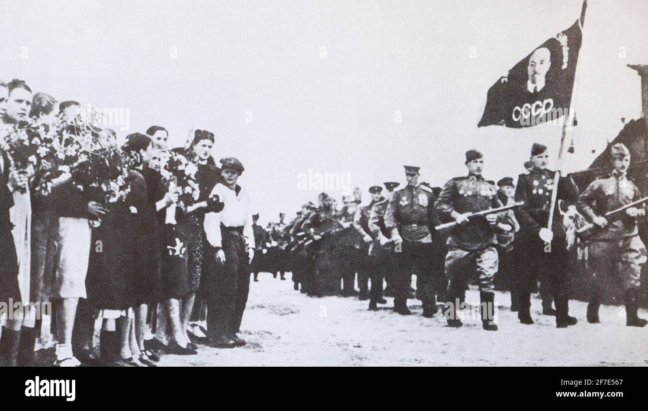 Die Bewohner von Bobruisk treffen auf die siegreichen Soldaten, die 1945 von der Front zurückkehrten. Stockfoto