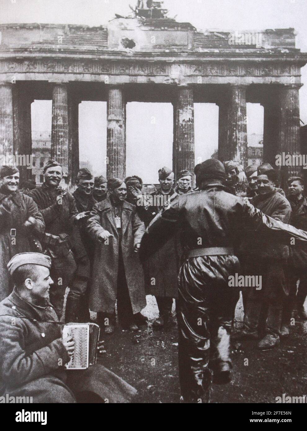 Sowjetische Soldaten, die 1945 in Berlin Spaß hatten. Stockfoto