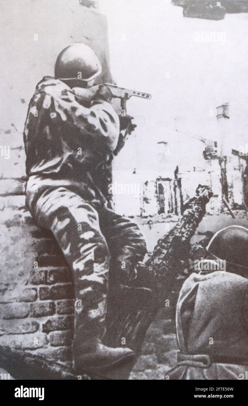 Sowjetische Maschinenpistolen kämpfen 1944 auf den Straßen von Mogilev. Stockfoto