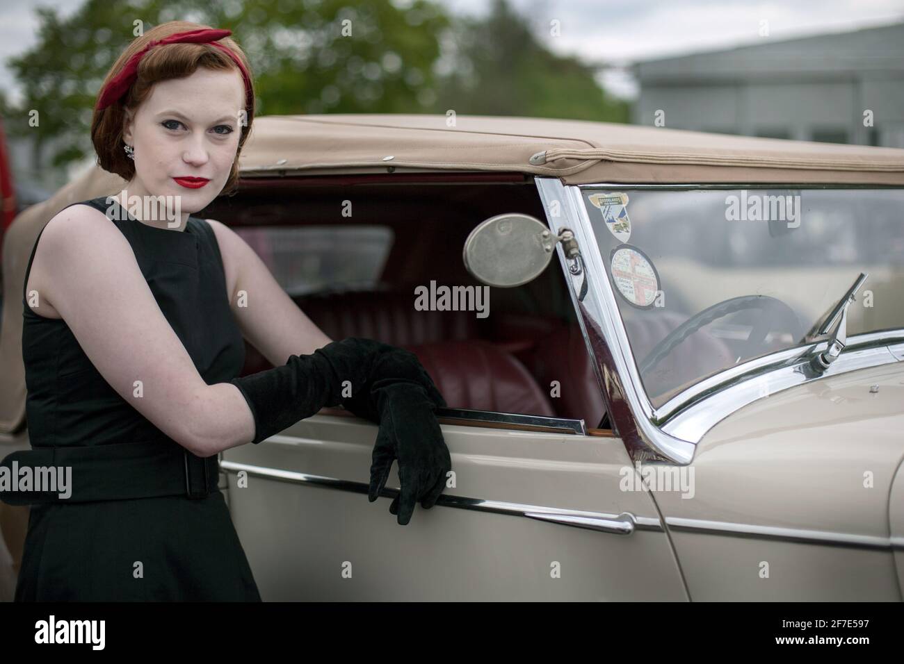 GROSSBRITANNIEN / England /Drive Style /Junge Frau in Vintage-Kleidung posiert mit 1936 Bentley Oldtimer . Stockfoto